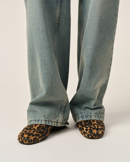 Flache Schuhe aus Kuhleder mit Leopardenmuster - 2 - Ami Paris