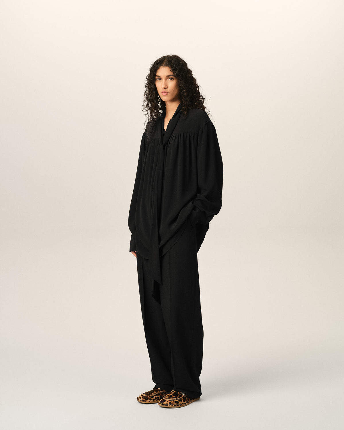 Blouse noire lavallière en soie mélangée - 6