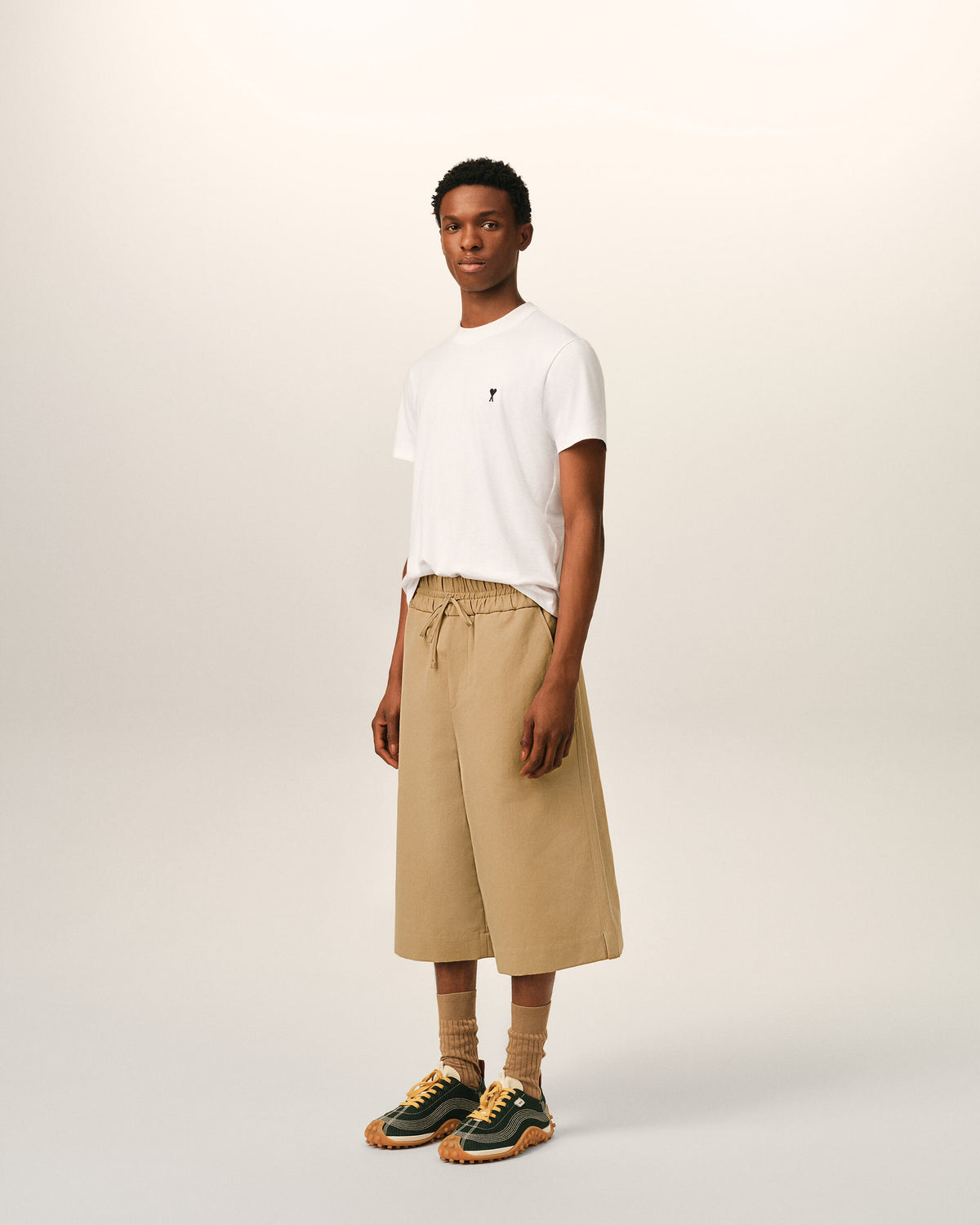Beige large elasticated cotton and linen bermuda shorts - 6
