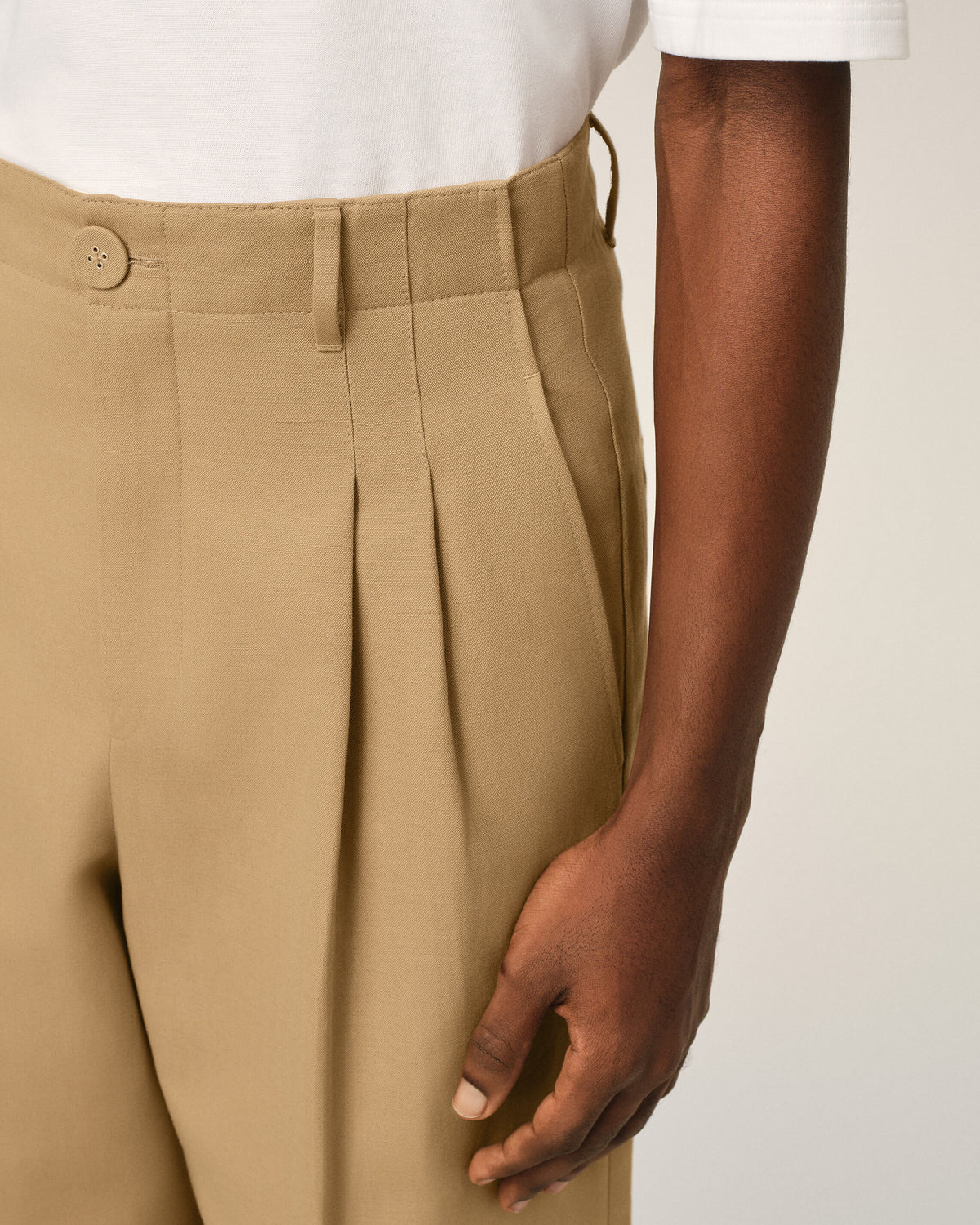 Pantalón carrot fit de talle alto en algodón y lino beige - 5