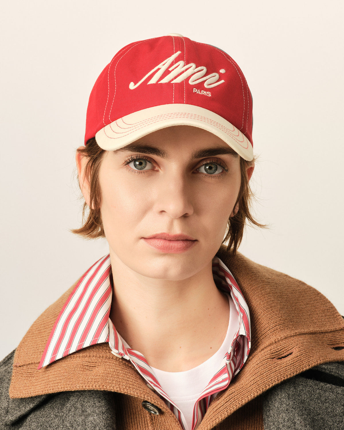 Cappellino in cotone rosso e bianco con ricamo Ami Paris - 9