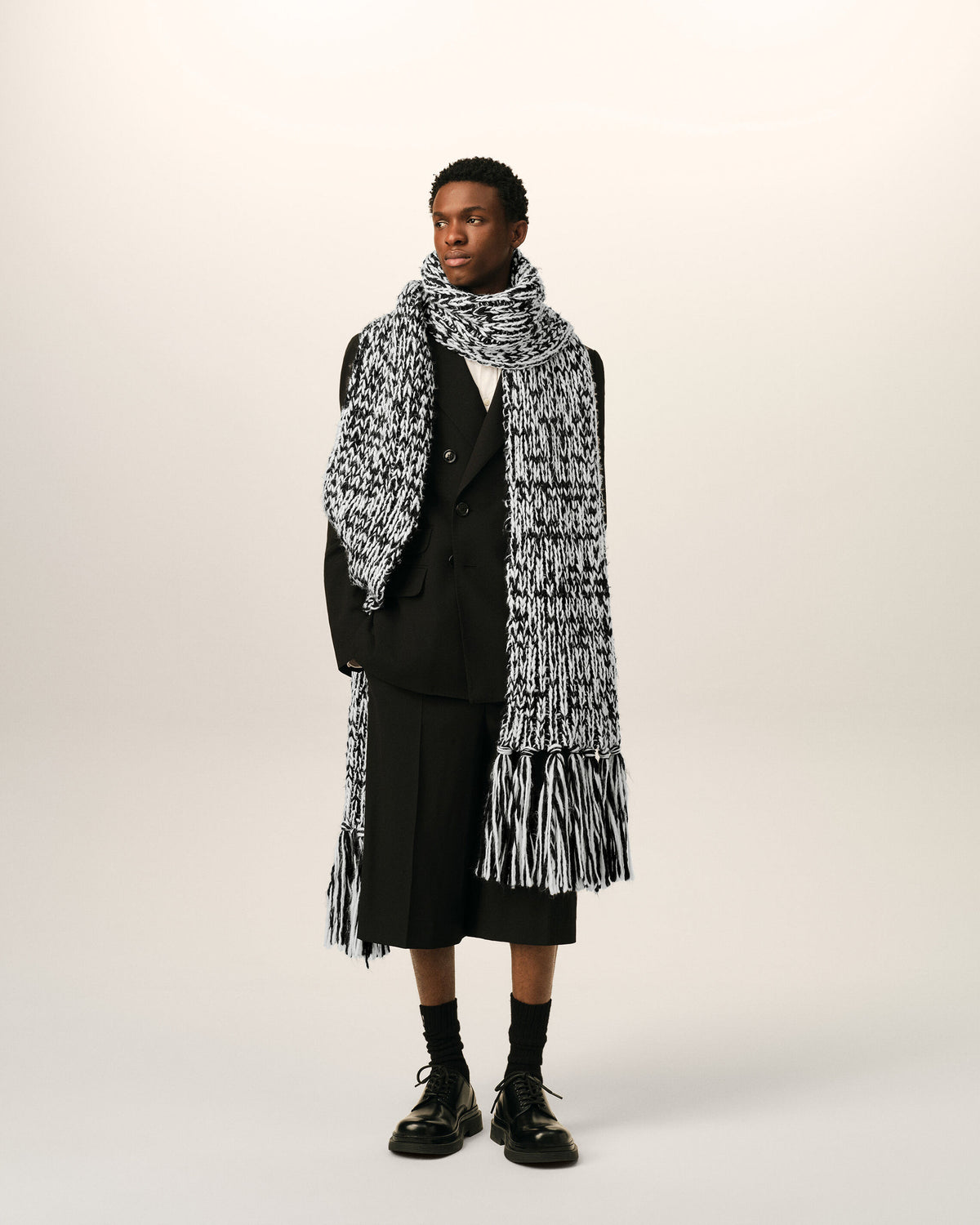 Bicolor black and white wool knit scarf - 2
