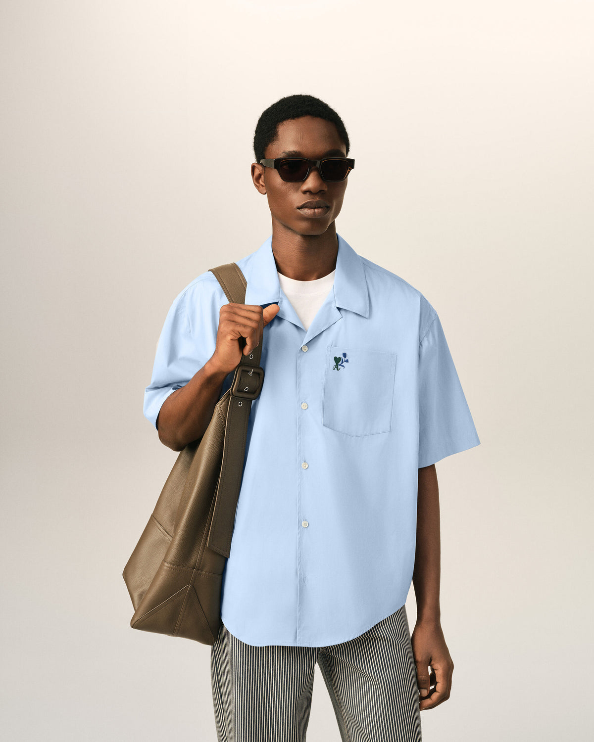 Blue boxy cotton short-sleeve shirt with Ami de Coeur tulip - 2