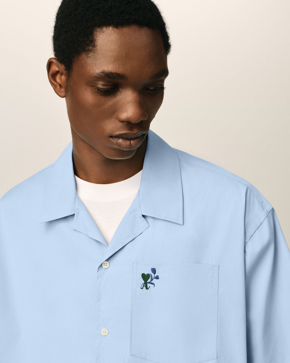 Blue boxy cotton short-sleeve shirt with Ami de Coeur tulip - 4