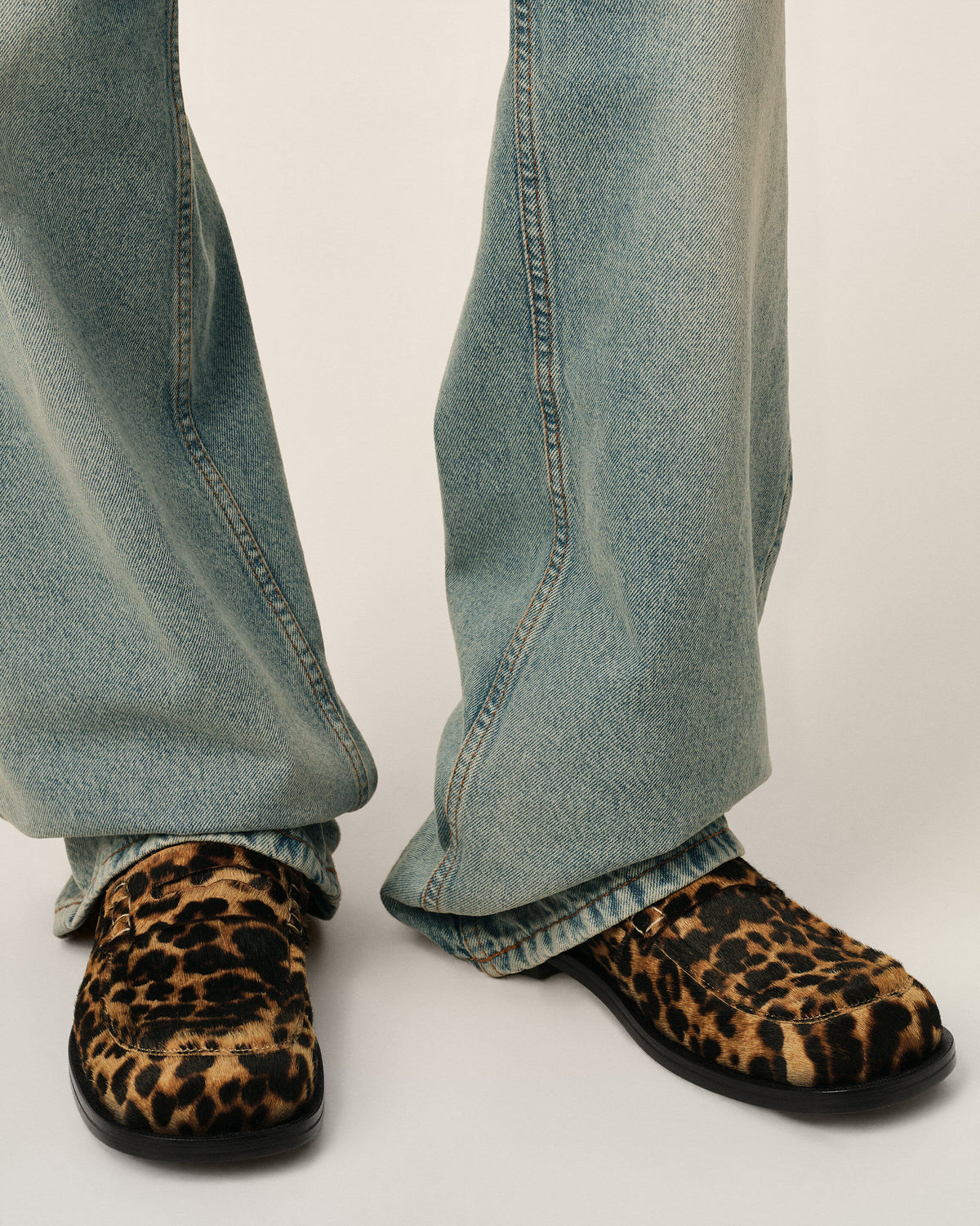 Mocassins noirs imprimés léopard en cuir de vachette - 2