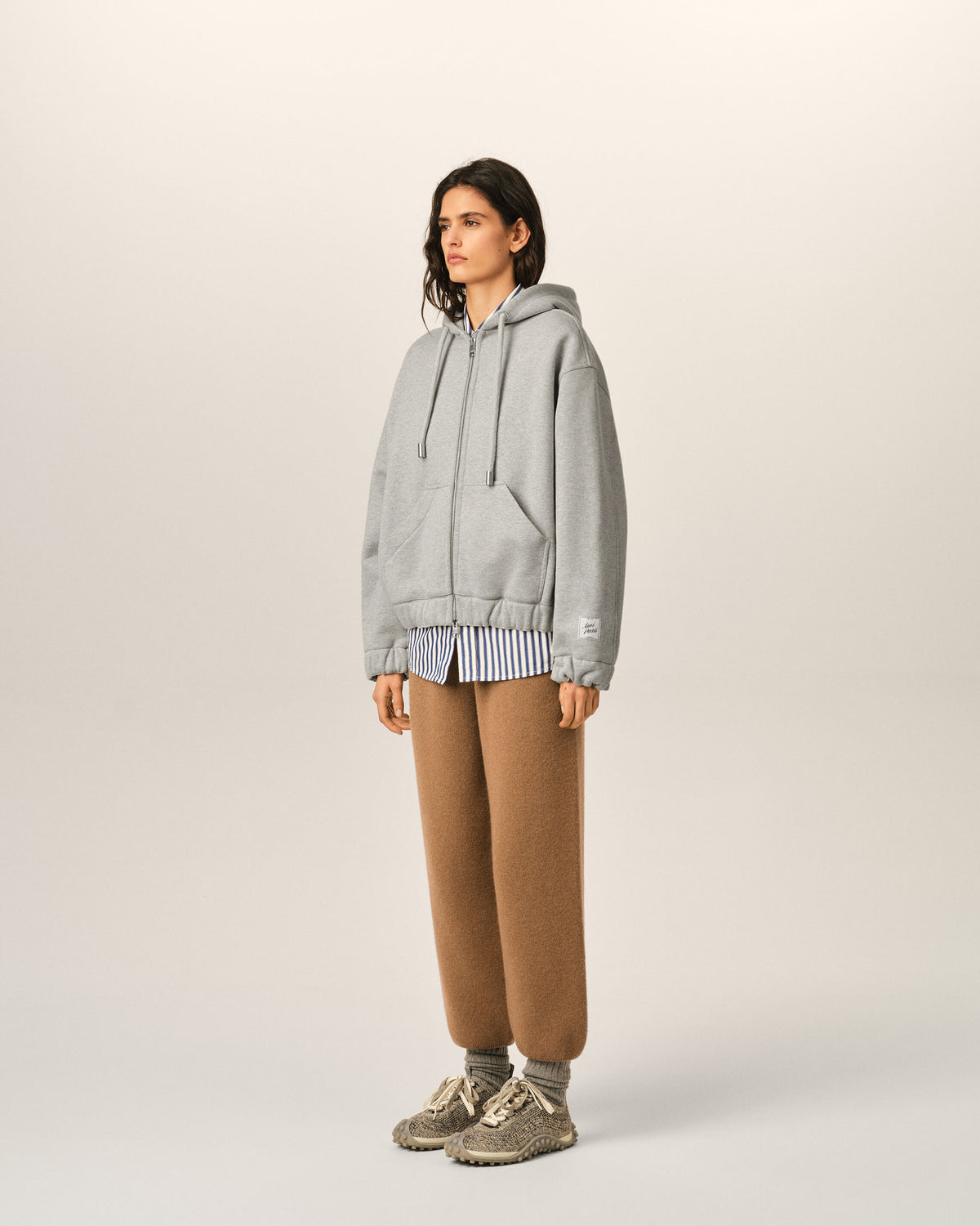 Grauer Hoodie aus Baumwolle mit Reißverschluss und Heritage Ami Paris Etikett - 12