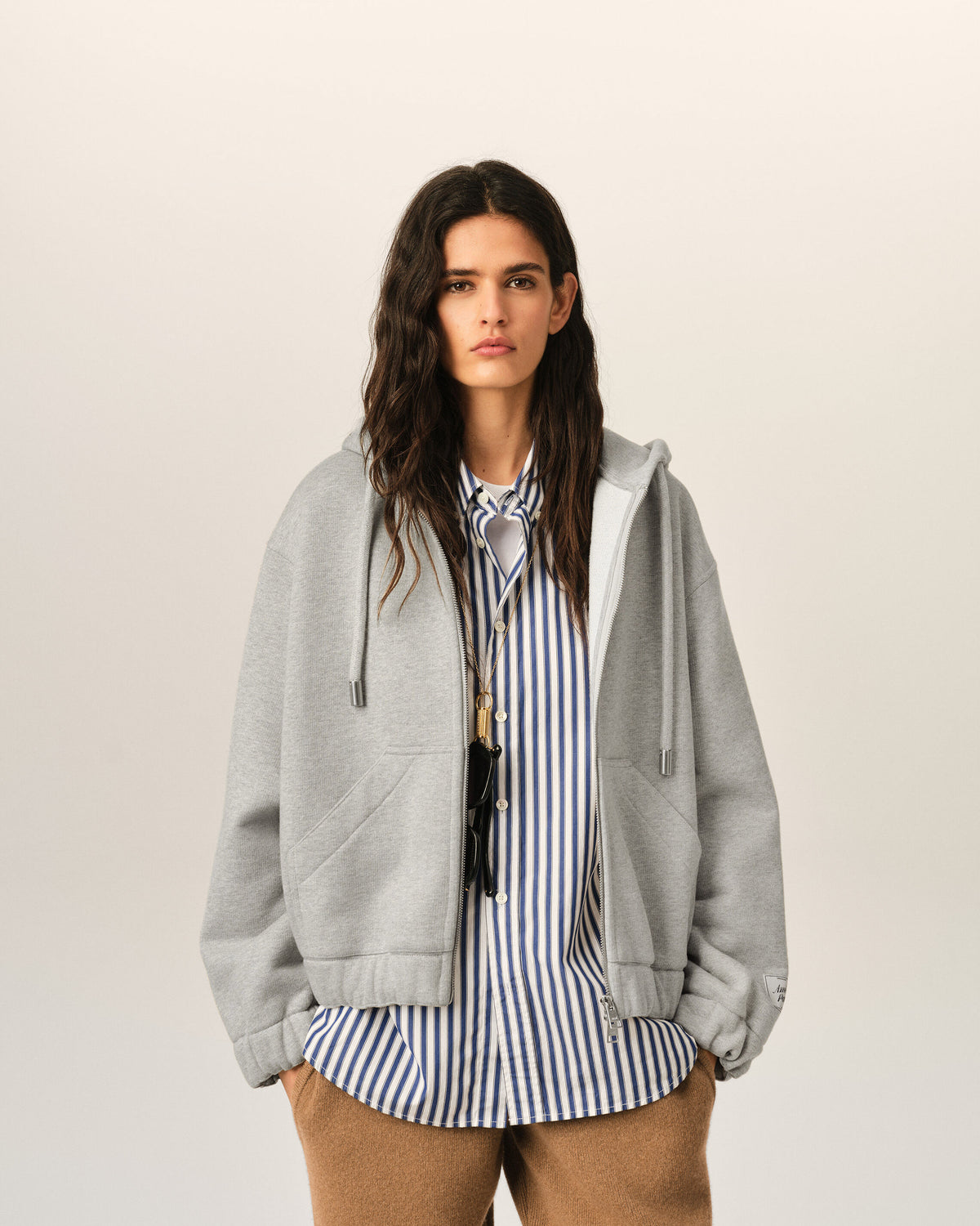 Grauer Hoodie aus Baumwolle mit Reißverschluss und Heritage Ami Paris Etikett - 8