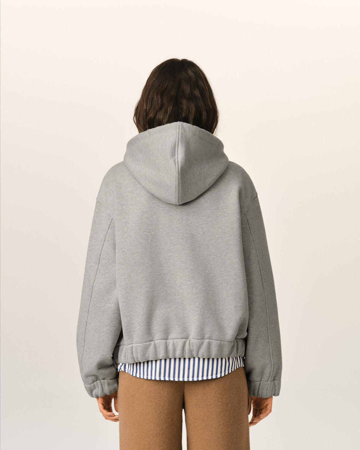 Grauer Hoodie aus Baumwolle mit Reißverschluss und Heritage Ami Paris Etikett - 11