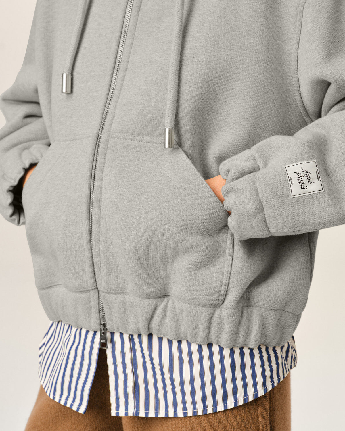 Grauer Hoodie aus Baumwolle mit Reißverschluss und Heritage Ami Paris Etikett - 10