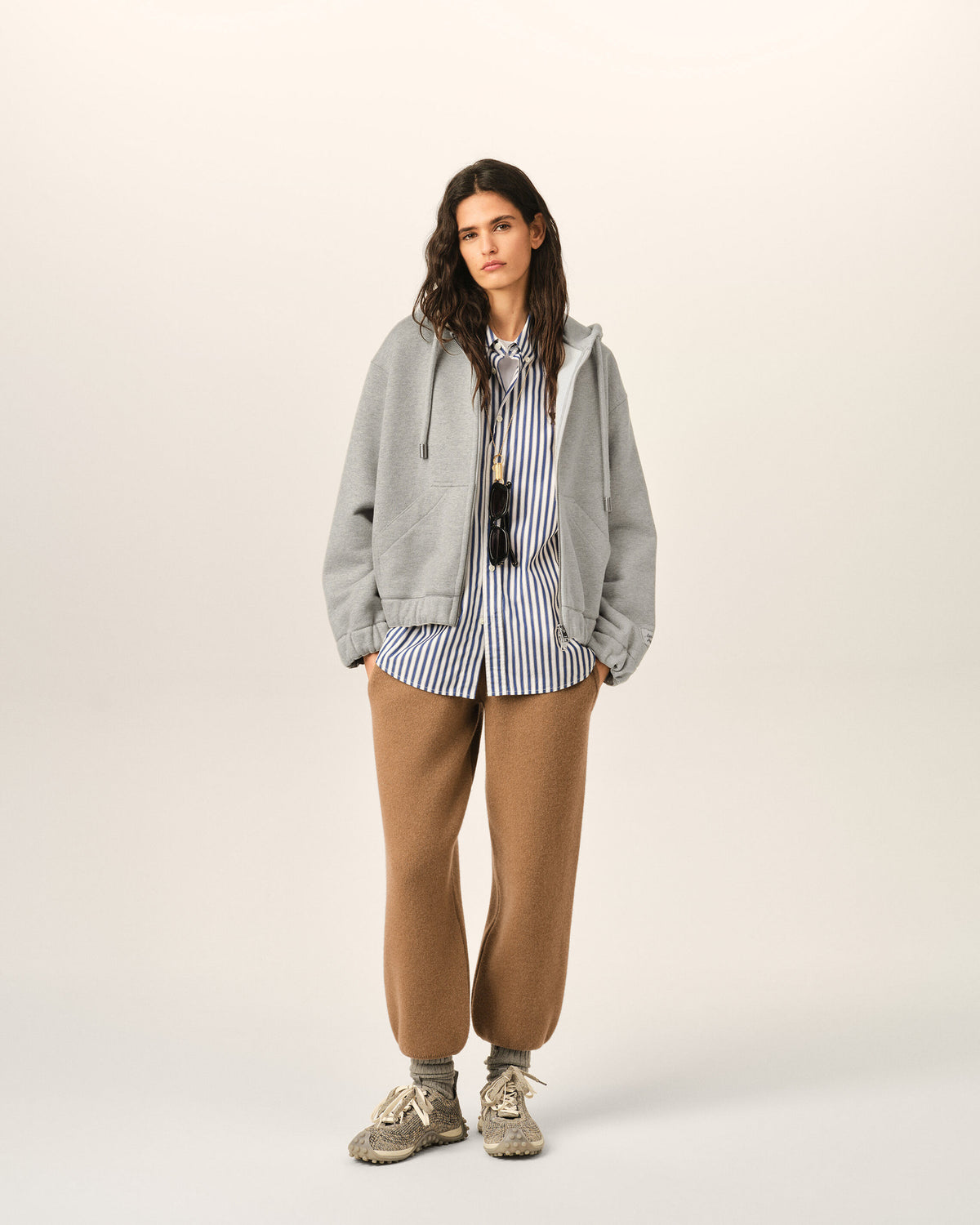 Grauer Hoodie aus Baumwolle mit Reißverschluss und Heritage Ami Paris Etikett - 9