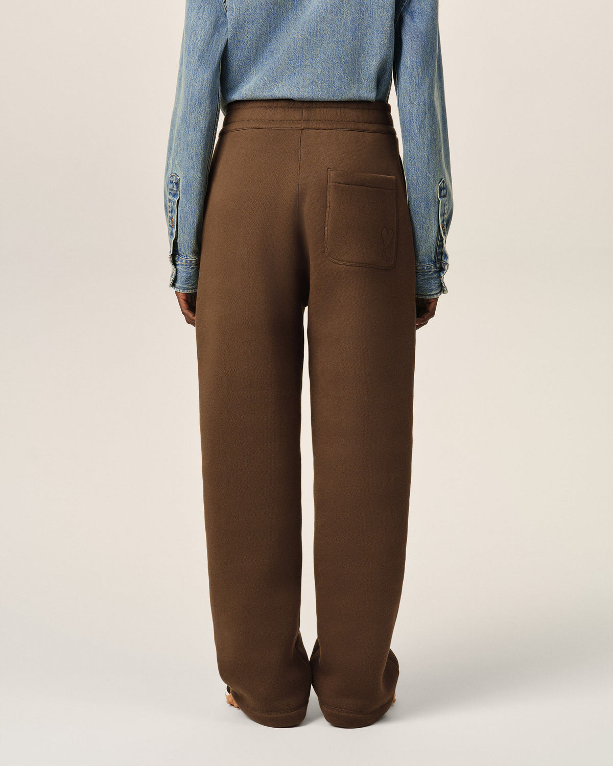 Pantaloni jogger in cotone marrone con Ami de Coeur goffrato - 10