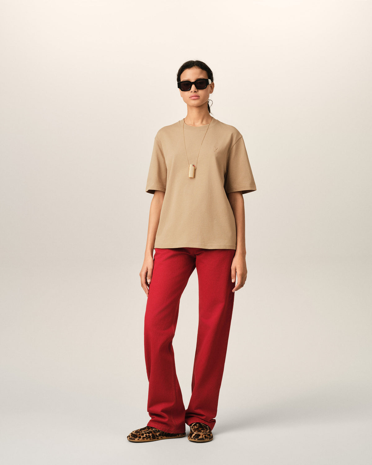 T-shirt in cotone beige con Ami de Cœur goffrato - 9