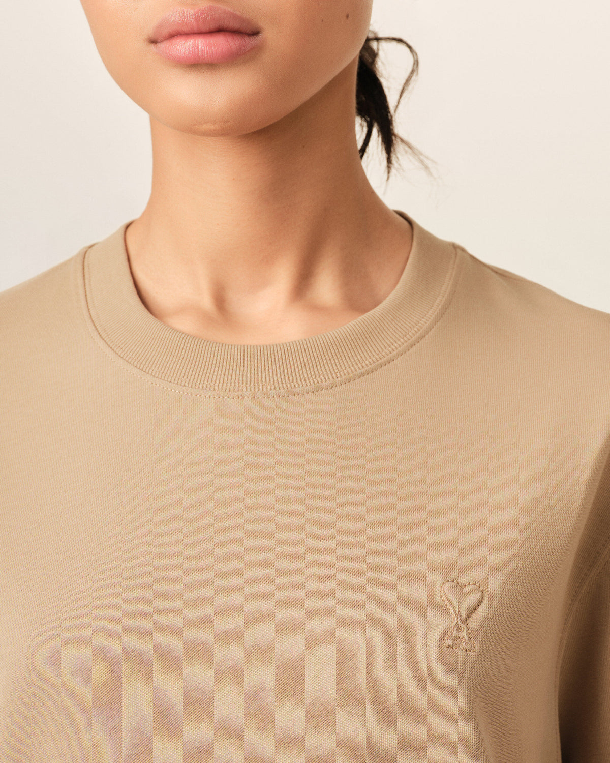 T-shirt in cotone beige con Ami de Cœur goffrato - 10